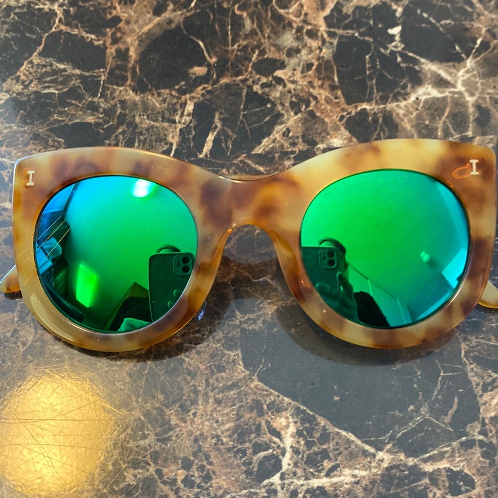 Illesteva women’s sun glasses from Italy